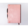 Notes w formacie B5 w różowym kolorze, zadrukowany w kropki i wyposażony w gumkę zamykającą - Peterson