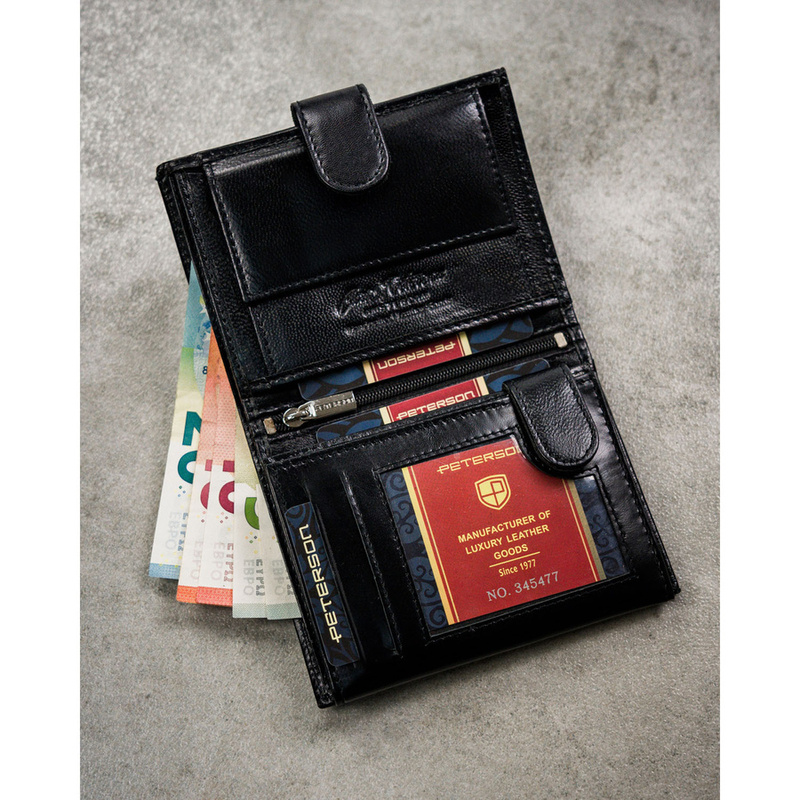 Zestaw prezentowy: skórzany, pionowy portfel męski w czarnym kolorze z systemem RFID i pasek ze skóry naturalnej - Peterson