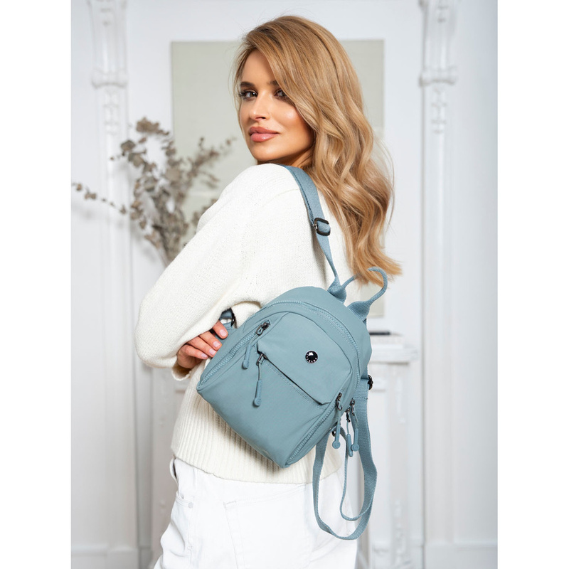 Niewielki plecak damski z poliestru w niebieskim kolorze z kieszonkami zamykanymi na suwak - Peterson