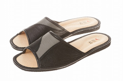 Pantofle męskie Wójciak, klin o wysokości 1,5 cm , wkładka ze skóry bydlęcej. Model 251