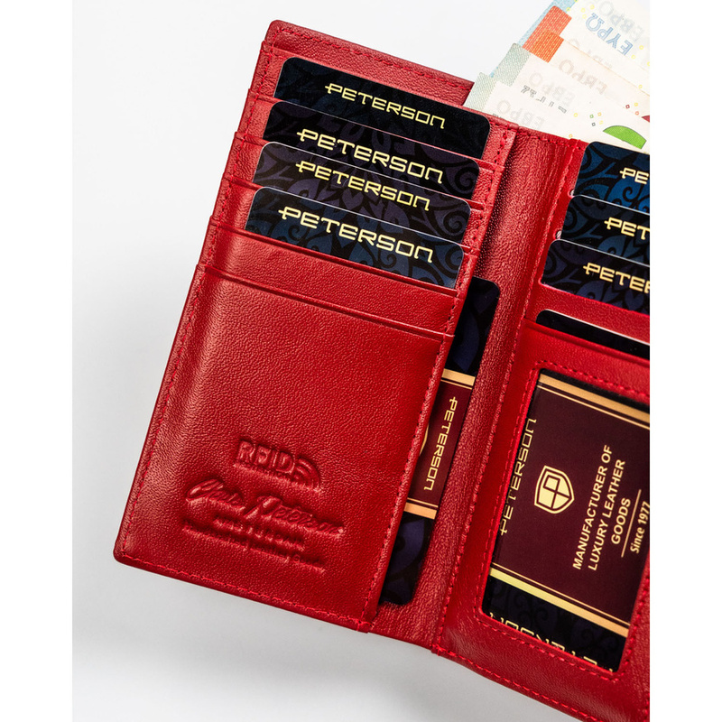 Portfel damski ze skóry naturalnej w czerwonym kolorze zamykany zatrzaskiem i biglem - Peterson