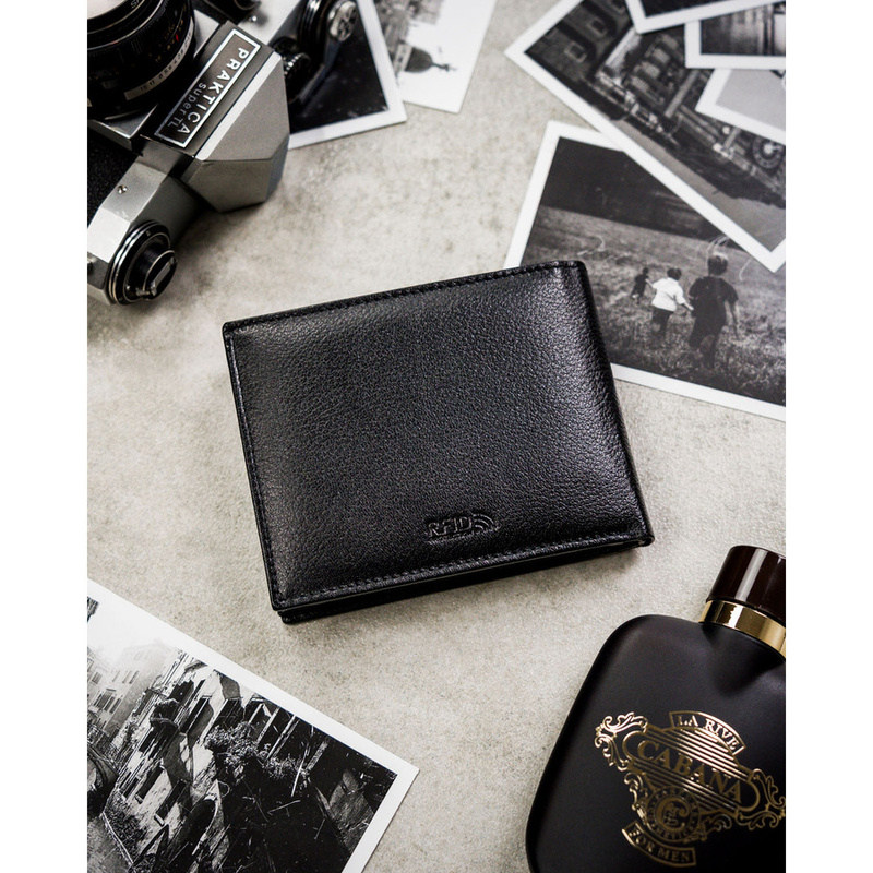 Zestaw prezentowy: skórzany, poziomy portfel męski w czarnym kolorze z systemem RFID i pasek ze skóry ekologicznej - Peterson