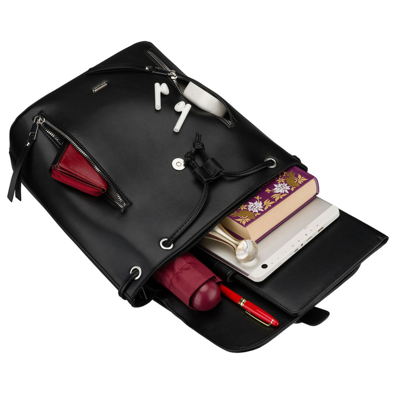 Czarny, niewielki plecak damski ze skóry ekologicznej wyposażony w nóżki ochronne - Rovicky