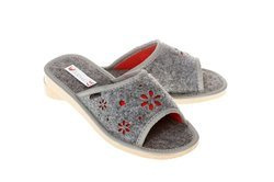 Wsuwane kapcie góralskie z filcu z odkrytym palcem z delikatnym wzorkiem pw123