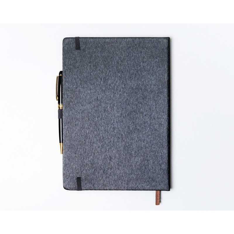 Notes w formacie B5 w szarym kolorze, zadrukowany w kropki i wyposażony w gumkę zamykającą - Peterson