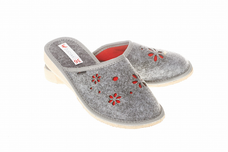 Wójciak Podhale damskie domowe kapcie filcowe kwiatowy haft zabudowane