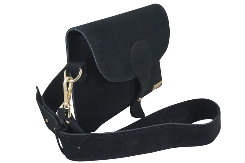 Zamszowa listonoszka na szerokim pasku - Czarna