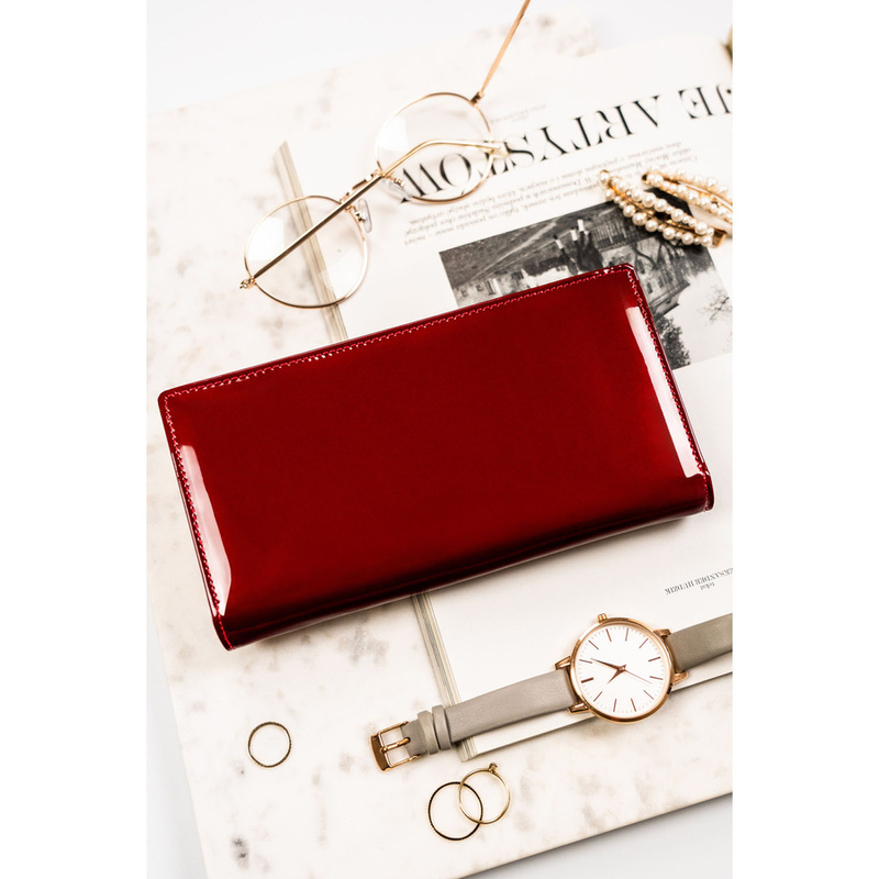 Lakierowany, skórzany portfel damski w czerwonym kolorze zamykany na magnes - Peterson