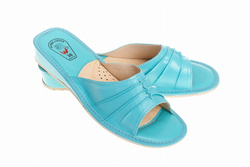 Pantofle damskie Wójciak, klin o wysokości 3,5 cm, wzór ręcznie robiony. Model 025