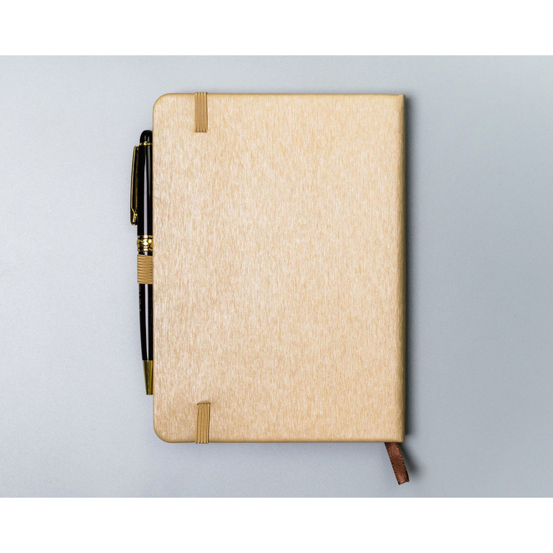 Beżowy notes w formacie B6 zadrukowany w linie, wyposażony w gumkę zamykającą - Peterson