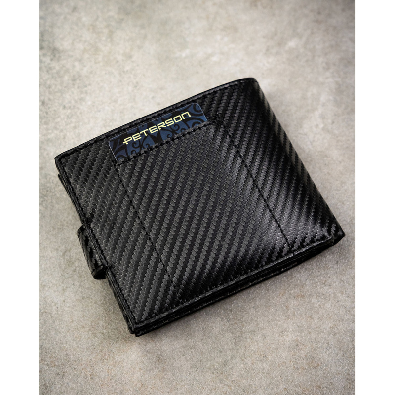 Poziomy portfel męski ze skóry naturalnej w czarnym kolorze wyposażony w system RFID, w zestawie z brelokiem - Peterson