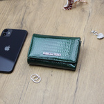 Lakierowany mały zgrabny damski portfel Gregorio