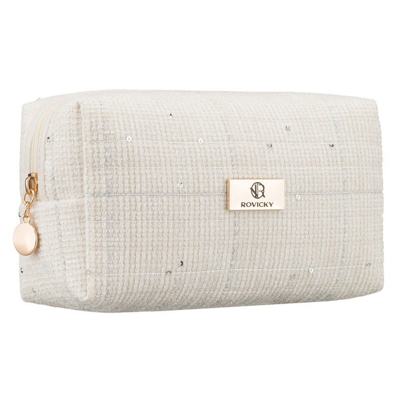 Pojemna kosmetyczka damska wykonana z materiału syntetycznego w beżowym kolorze, zamykana suwakiem - Rovicky