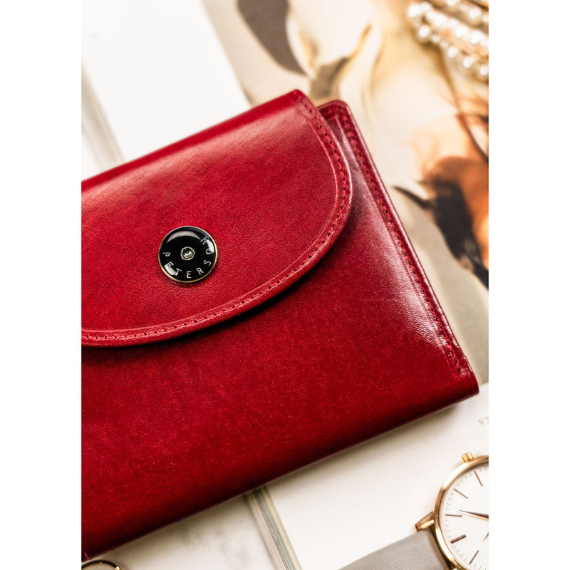 Portfel damski ze skóry naturalnej w czerwonym kolorze zamykany na zatrzask - Peterson