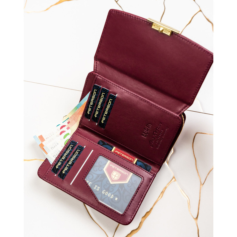 Poziomy portfel damski ze skóry ekologicznej w bordowym kolorze, zamykany suwakiem i zatrzaskiem - Peterson