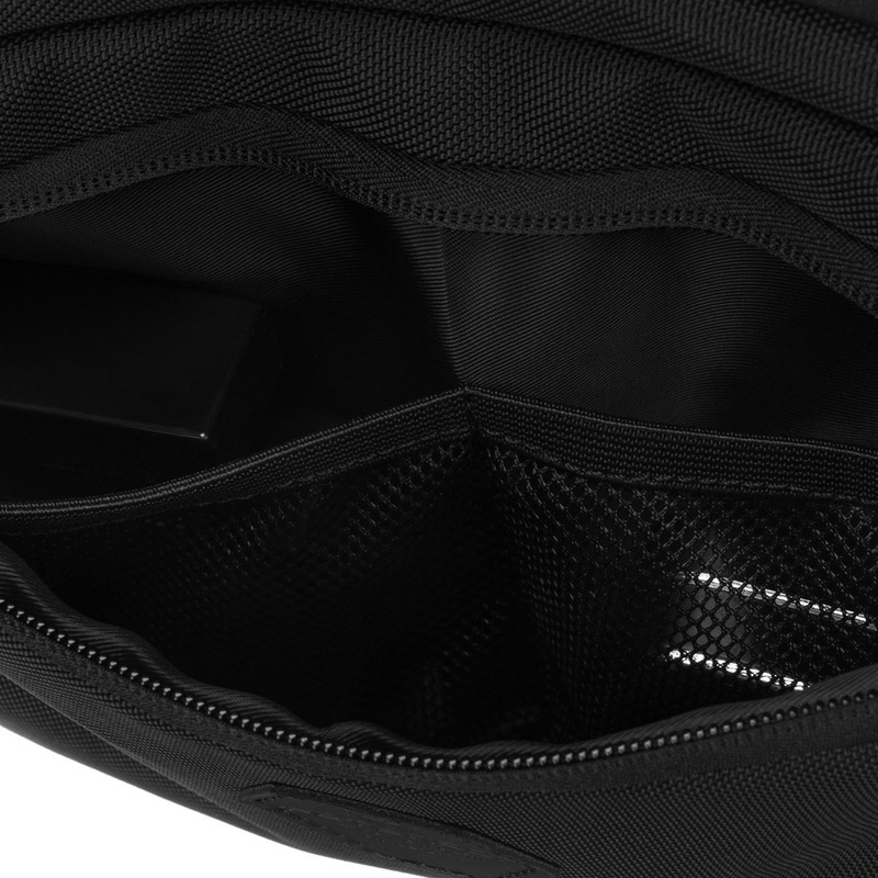 Sportowa saszetka w czarnym kolorze zamykana suwakiem, dwukomorowa - Peterson