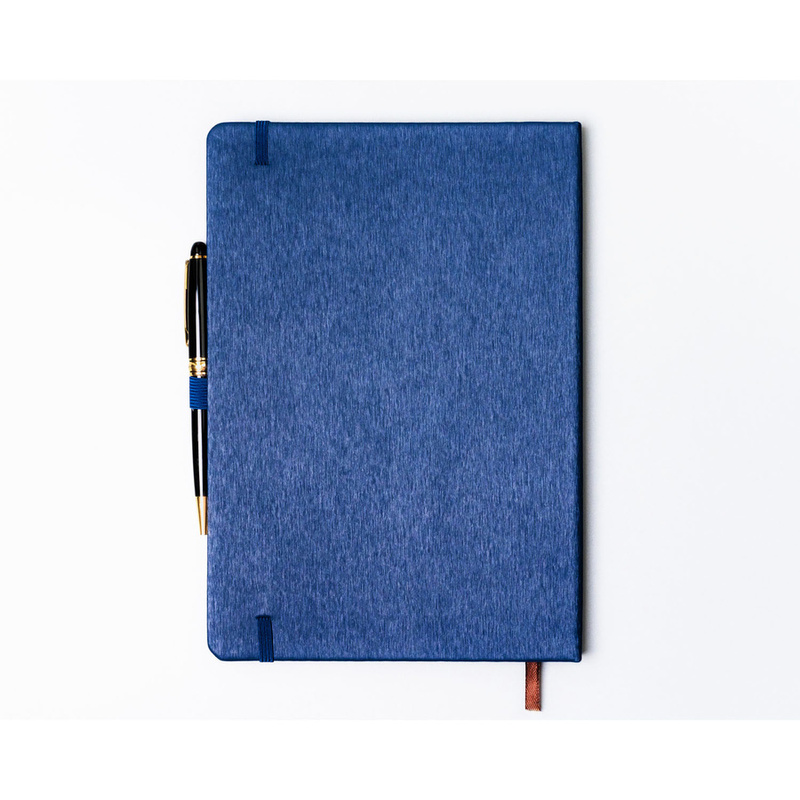 Granatowy notes w formacie B5 z gumką zamykającą, zadrukowany w linie - Peterson