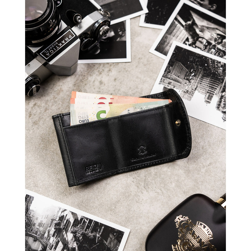 Mały, skórzany portfel męski w czarnym kolorze zamykany zatrzaskiem - Rovicky