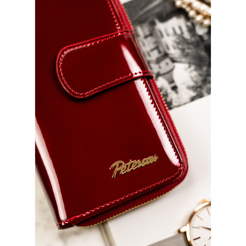 Lakierowany, pionowy skórzany portfel damski w czerwonym kolorze - Peterson