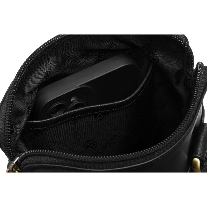 Męska listonoszka ze skóry naturalnej w czarnym kolorze, jednokomorowa i zamykana suwakiem - Peterson