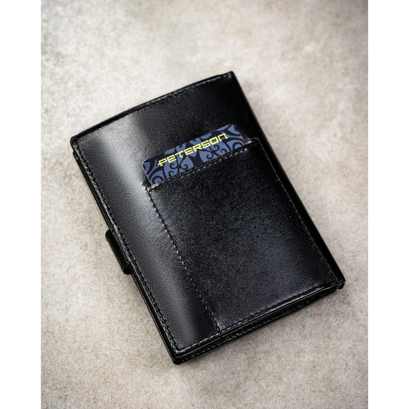 Pionowy portfel męski ze skóry naturalnej w czarnym kolorze w zestawie z brelokiem - Peterson