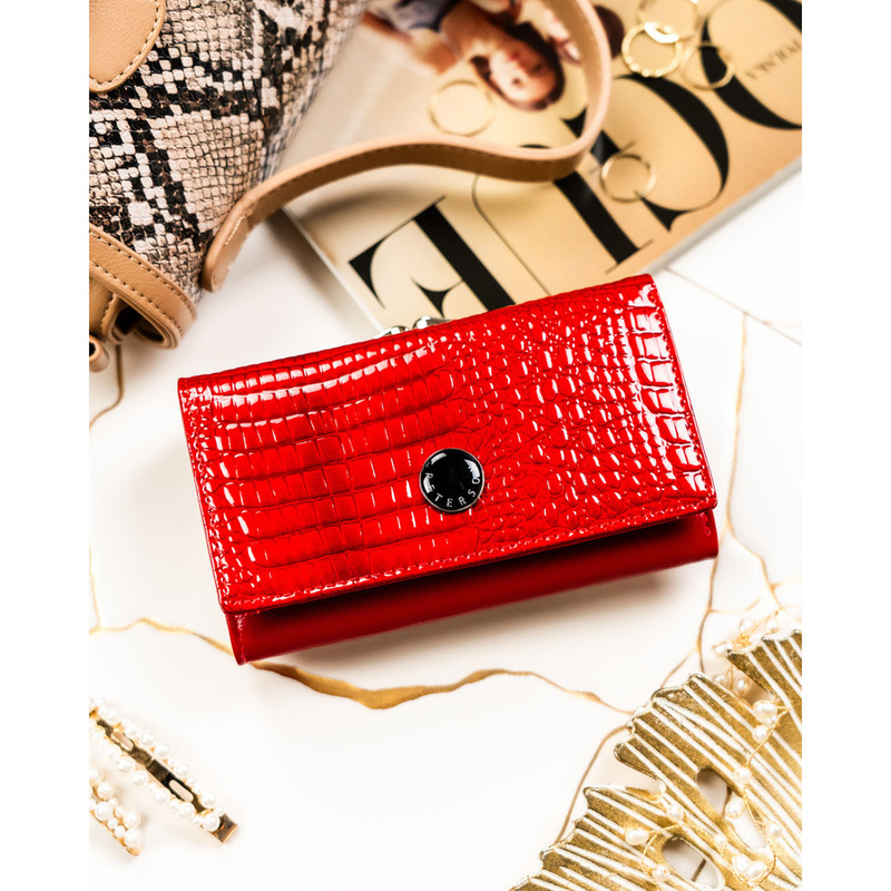 Portfel damski ze skóry naturalnej w czerwonym kolorze zamykany na zatrzask i bigiel - Peterson