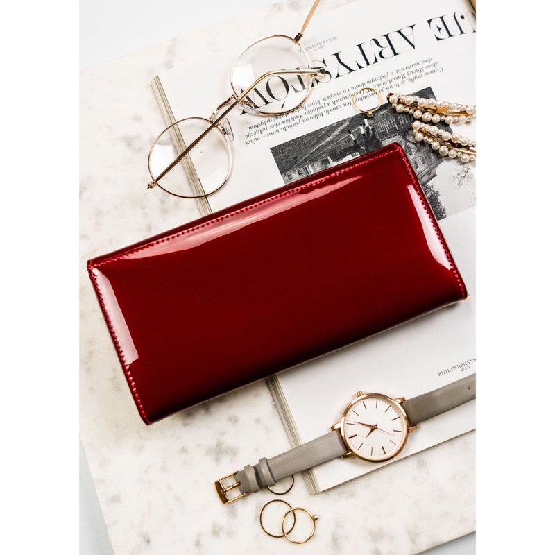 Portfel damski z lakierowanej skóry naturalnej w czerwonym kolorze wyposażony w system RFID - Peterson