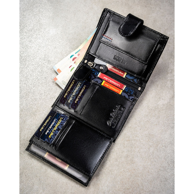 Portfel męski ze skóry naturalnej w czarnym kolorze z systemem RFID i w zestawie z brelokiem - Peterson