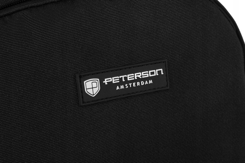 Sportowy, pojemny plecak w czarnym kolorze z zewnętrznymi kieszonkami - Peterson