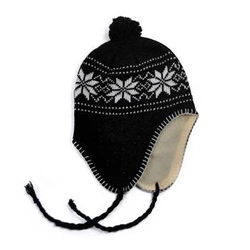 Czapka z kamyczkami i pomponem
