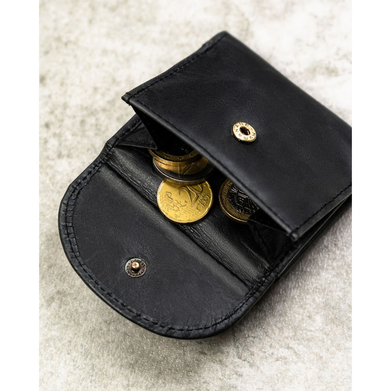 Mały i cienki, skórzany portfel męski w czarnym kolorze zamykany zatrzaskiem - Rovicky