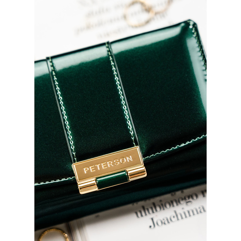 Poziomy portfel damski z lakierowanej skóry ekologicznej w zielonym kolorze, wyposażony w system RFID - Peterson