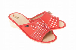 Pantofle damskie Wójciak, klin o wysokości 2,5 cm, lekkie i wygodne. Model 061