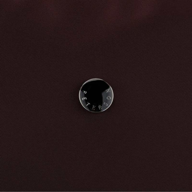 Mały, bordowy plecak damski wykonany z poliestru, wyposażony w dodatkowy pasek - Peterson