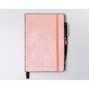 Różowy notes w formacie A5 zadrukowany w kropki, wyposażony w gumkę zamykającą - Peterson