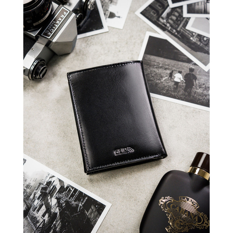 Zestaw prezentowy: skórzany, pionowy portfel męski w czarnym kolorze z systemem RFID i pasek ze skóry ekologicznej - Peterson