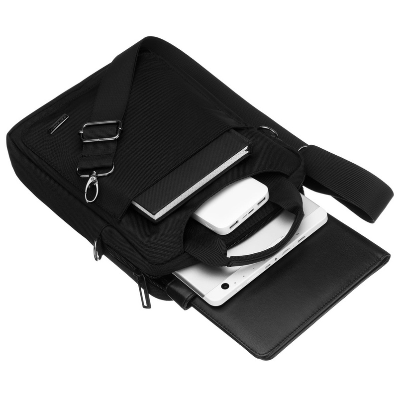 Mała, praktyczna listonoszka z cordury w czarnym kolorze zamykana suwakiem - Peterson