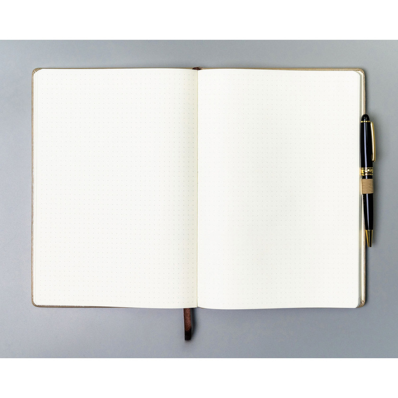 Beżowy notes w formacie B5 zadrukowany w kropki, wyposażony w gumkę zamykającą - Peterson