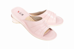 Pantofle damskie Wójciak, klin o wysokości 3,5 cm, wzór ręcznie robiony. Model 024