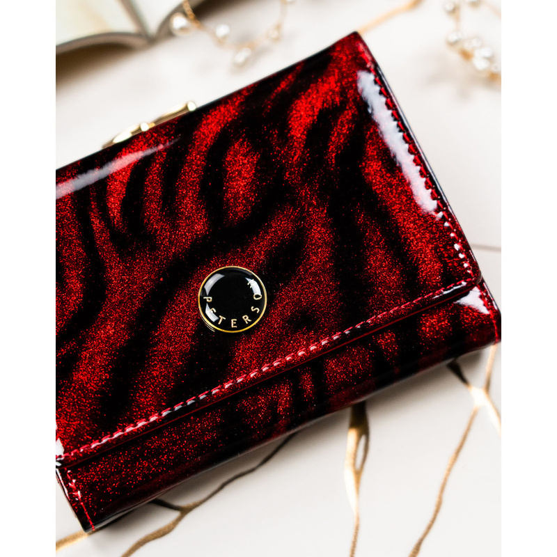 Średniej wielkości, lakierowany czerwony portfel damski wykonany ze skóry naturalnej i ekologicznej - Peterson