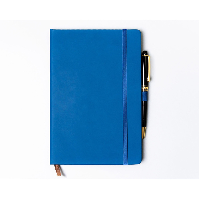 Niebieski notes w twardej oprawie formacie A5 zadrukowany w linie, wyposażony w gumkę zamykającą - Peterson