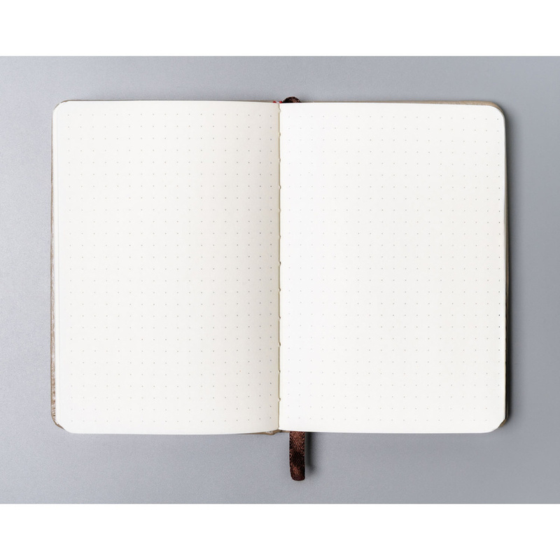 Beżowy notes w formacie A6 zadrukowany w kropki, wyposażony w gumkę zamykającą - Peterson