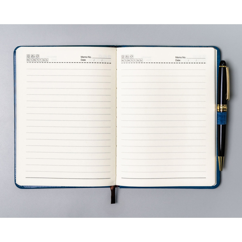 Niebieski notes w formacie B6 zadrukowany w linie, wyposażony w pętelkę na długopis - Peterson