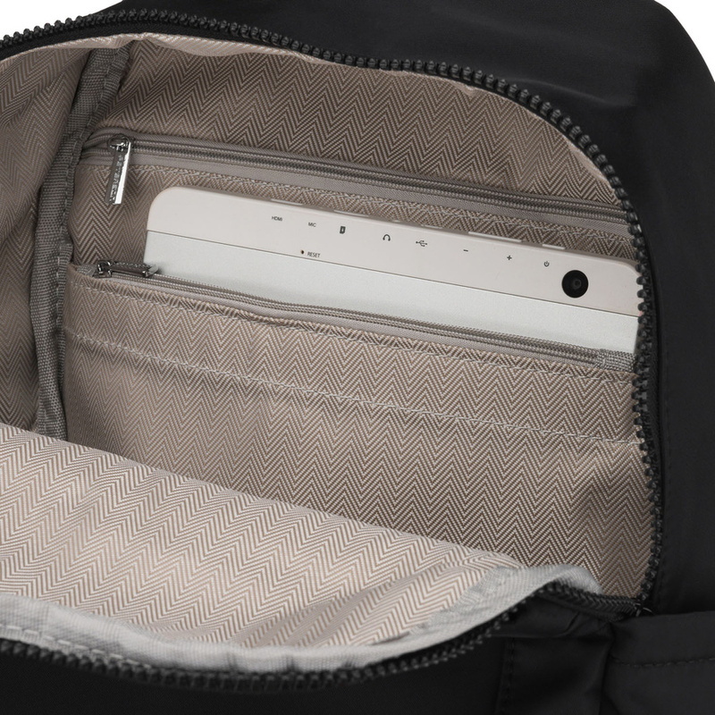 Mały, czarny plecak damski wykonany z poliestru, jednokomorowy z kieszenią zewnętrzną - Peterson