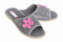 Damskie kapcie z przyszywanym kwiatkiem Wójciak
