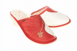 Wygodne Damskie kapcie zabudowane z ozdobnym haftem kwiat Wójciak Podhale