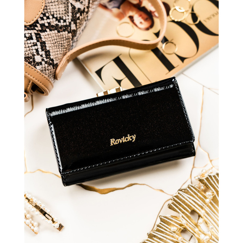 Czarny portfel damski z lakierowanej skóry naturalnej zamykany na zatrzask i bigiel - Rovicky