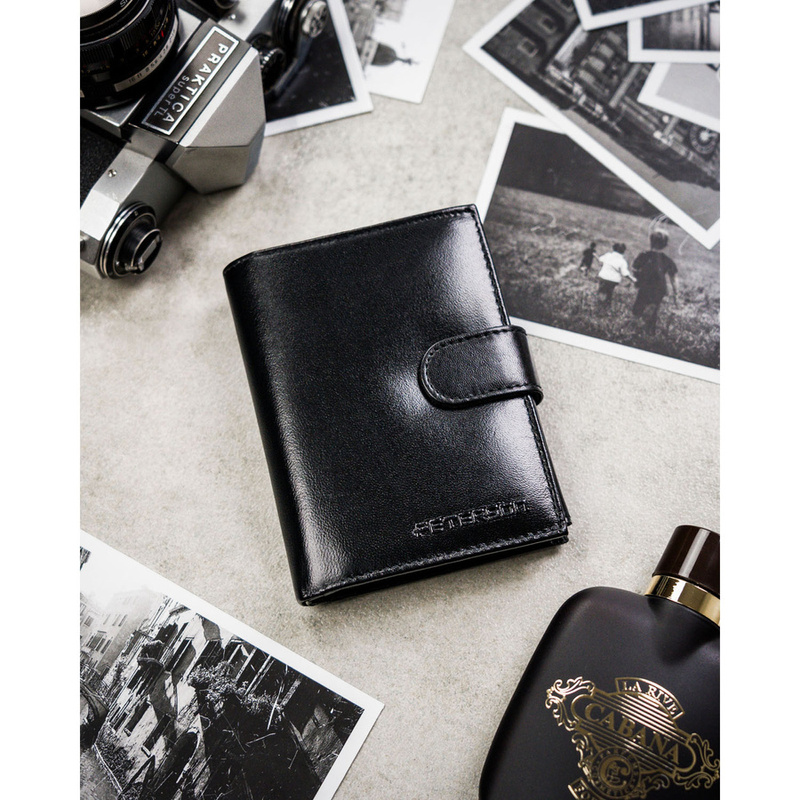 Zestaw prezentowy: skórzany portfel męski w czarnym kolorze zamykany zatrzaskiem i pasek ze skóry naturalnej - Peterson