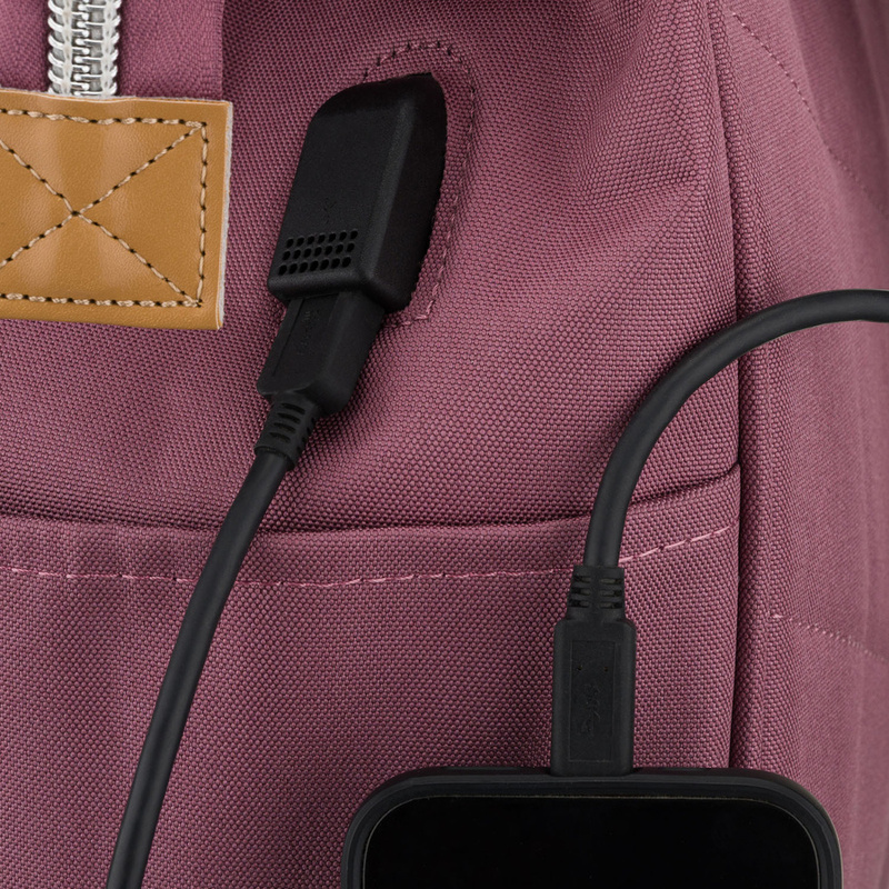 Fioletowy plecak damski z poliestru z miejscem na laptopa i portem USB - Peterson