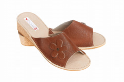 Pantofle damskie Wójciak, klin o wysokości 4 cm (korek), najwyższa jakość materiałów. Model 110